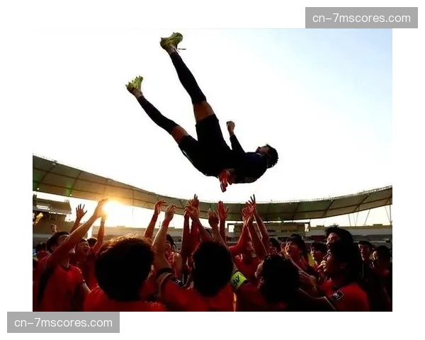 现场直击:球迷高喊“防守”,主队响应号召连续三个回合守成区域紧逼 现场直击:球迷高喊“防守”,主队响应号召连续三个回合守成区域紧逼